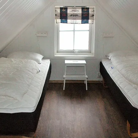 Four-bedroom Holiday In Urangsvag *