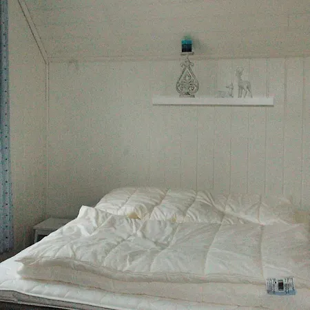Four-bedroom Holiday In Urangsvag *